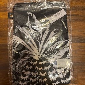 Zipper pinnaple pouch